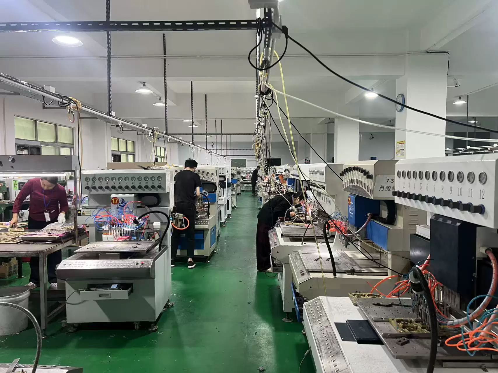 和兴创硅胶生产车间与多台生产设备